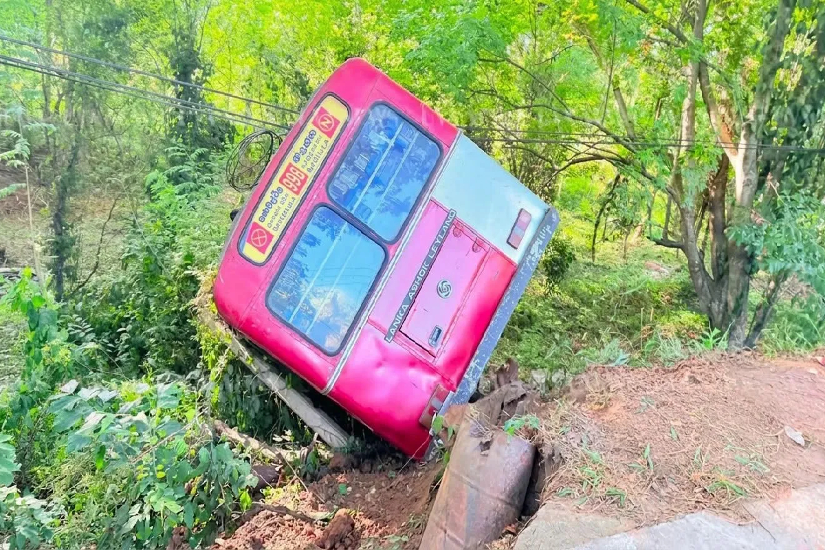 மொனராகலைக்கு 45 பயணிகளுடன் பயணித்த அரச பேருந்து விபத்து! | Monaragala Accident மொனராகலைக்கு 45 பயணிகளுடன் பயணித்த அரச பேருந்து விபத்து! | Monaragala Accident