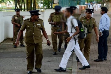 பாடசாலைகளுக்குள் அதிரடி சோதனையில் ஈடுபடும் காவல்துறை