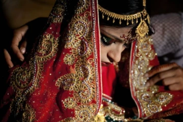 மாப்பிளையை கண்டு மேடையில் மயங்கி விழுந்த மணப்பெண்.... அடுத்த நொடி காத்திருந்த பேரதிர்ச்சி!