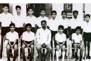 இந்த புகைப்படத்தில் இருக்கும் முன்னணி நடிகர் யார் என்று தெரியுமா.. தெரிஞ்சா ஷாக் ஆகிடுவீங்க