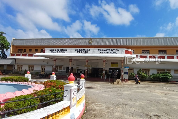 கிழக்கிற்கான தொடருந்து சேவை பாதிப்பு : புனரமைப்பு பணிகள் தீவிரம் | Eastern Province Train Service Affected கிழக்கிற்கான தொடருந்து சேவை பாதிப்பு : புனரமைப்பு பணிகள் தீவிரம் | Eastern Province Train Service Affected