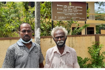 வீடு புகுந்து தாக்குதல் நடத்தியவர்களை மடக்கிப்பிடித்த மக்கள் - தப்பிக்கவிட்ட காவல்துறை!