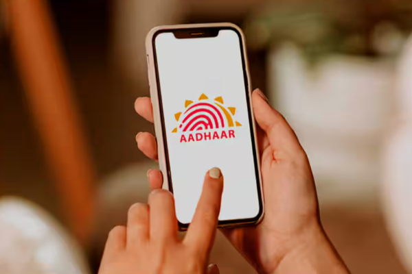 ஆதாரில் இனி மொபைல் போன் மூலமே திருத்தங்கள் செய்யலாம் - எப்படி செய்வது? | Aadhaar Update Steps In Tamil