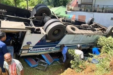 குடைசாய்ந்த பேருந்து: காயமடைந்தவர்கள் வைத்தியசாலையில் அனுமதி