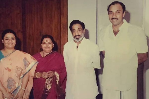 நடிகர் சத்யராஜின் அம்மா மற்றும் மொத்த குடும்பத்தையும் பார்த்திருக்கிறீர்களா! - புகைப்படத்துடன் இதோ | Actor Sathyaraj Latest Photos