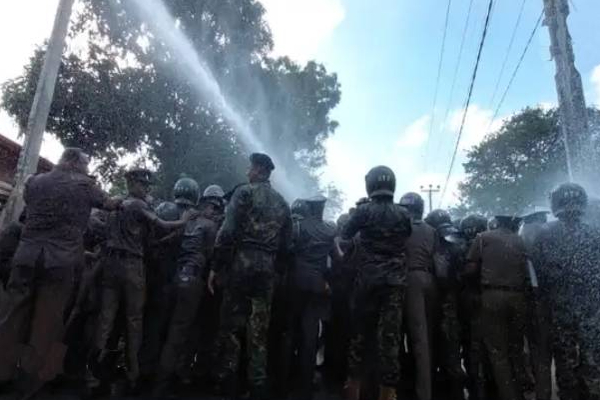 யாழில் பொலிஸாரை சேற்றுத் தண்ணீரில் குளிக்கவைத்த மக்கள்! | People Bathed Police In Muddy Water Jaffna Ranil