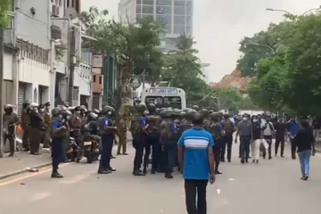 அலரி மாளிகையைச் சுற்றி ஆயுதம் ஏந்திய கடற்படையினர் (photo)