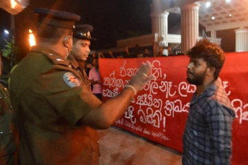 கிழக்கு மாகாணத்திலும் இன்றிரவு மாணவர்கள் போராட்டம்(photos)