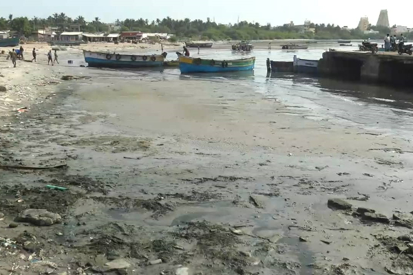 வழக்கத்தை விட உள்வாங்கிய ராமேஸ்வரம் மீன்பிடித் துறைமுக கடல்: கடற்தொழிலாளர்கள் மத்தியில் அச்ச நிலை | Rameswaram Fishing Harbor Sea Deeper Usual