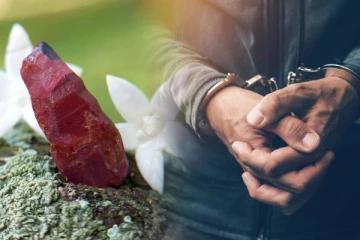 சட்டவிரோதமாக மாணிக்க கற்கள் அகன்ற ஏழு பேர் கைது...!