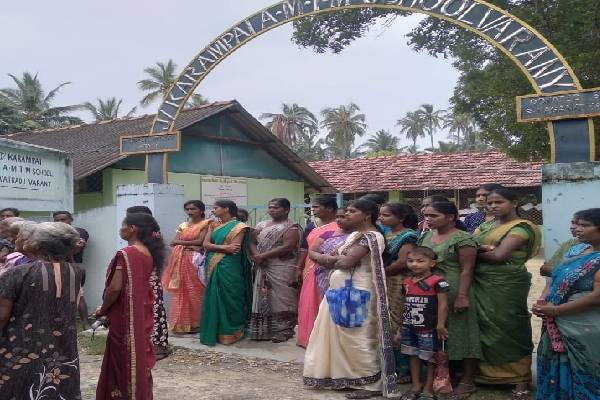 யாழில் பிரபல பாடசாலை நுழைவாயிலை மூடி பெற்றோர் போராட்டம்!(Photos) | Parents Protest Closing The Famous School Jaffna
