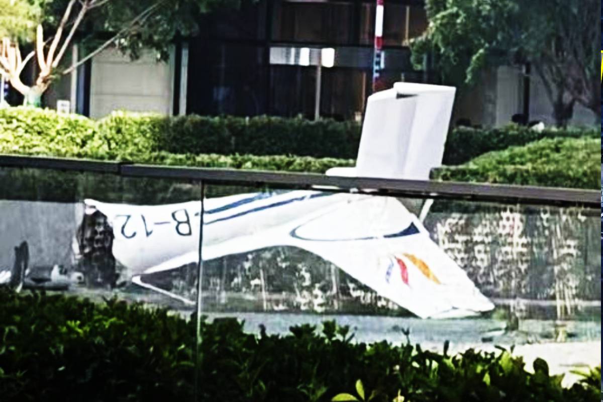 சீனாவில் விபத்திற்குள்ளாகிய சிறிய ரக விமானம்...! | Plane Crashes Into Beijing Citic Tower