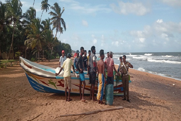 கவிழ்ந்தது படகு காணாமற் போனார் மீனவர் | Boat Accident Father Missing