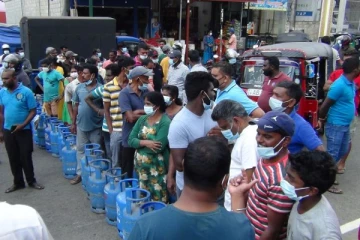 கறுப்பு சந்தை விலையில் சமையல் எரிவாயு விநியோகம் : வெடித்தது மக்கள் போராட்டம் (Video)