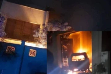 பற்றியெரியும் அமைச்சர் பந்துல குணவர்தன வீடு!