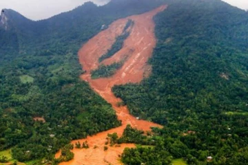 දිස්ත්‍රික්ක දෙකකට නායයෑමේ අනතුරු නිකුත් කෙරේ