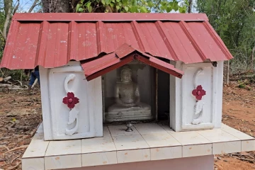 யாழ். காங்கேசன்துறையில் ஞான வைரவர் ஆலயம் முன்னால் புத்தர் சிலை!