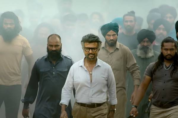 இந்த புகைப்படத்தில் ரஜினிகாந்துடன் ஒரு டாப் நட்சத்திரம் இருக்கிறார்.. யார் என தெரிகிறதா | Rajinikanth Nambiar Unseen Photo