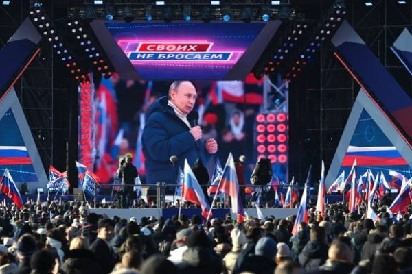 பிரமாண்ட பொதுக்கூட்டத்தில் மக்கள் முன் தோன்றிய புடின்! பாராட்டி பேசிய பலர் | Ukraine Crimean Russia Captured Putin Meeting