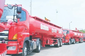 எரிபொருள் பிரச்சினை! சேவைப்புறக்கணிப்பை விலக்கிக்கொண்ட தாங்கி ஊர்தி உரிமையாளர்கள்!