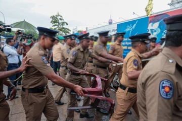 කොළඹ කොටුව නොසන්සුන් වෙයි - සලේ වෙනුවෙන් ඉදිවූ අට්ටාලය පොලීසිය ඉවත් කිරීමට යෑමෙන් සත්‍යග්‍රහය උණුසුම් වෙයි [VIDEO]
