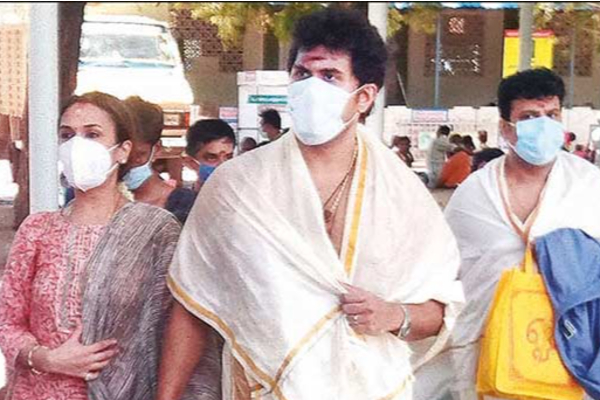 கணவருடன் கோவிலில் சாமி தரிசனம் செய்த நடிகர் ரஜினியின் மகள்.. வெளியான புகைப்படம் | Rajini Daughter Has Went To Popular Temple