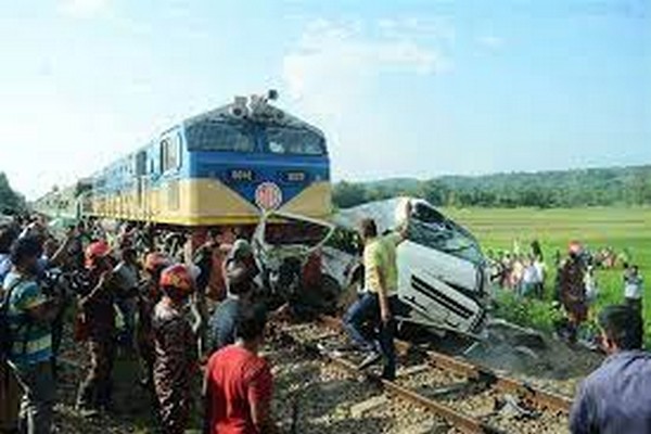 பங்களாதேஷில் இடம்பெற்ற கோர விபத்து | Banagaladesh Train Minibus