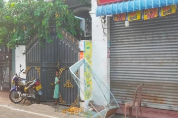 வீதியில் கிரிக்கெட் விளையாடியதில் ஏற்பட்ட மோதல்: மூவர் வைத்தியசாலையில்