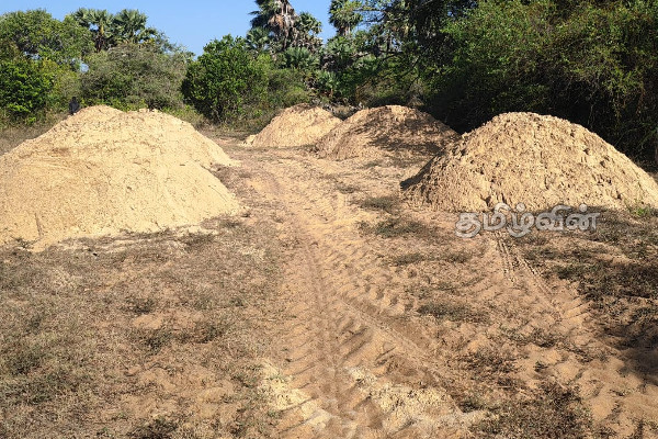 கிளிநொச்சியில் தொடரும் சட்டவிரோத மணல் அகழ்வு (photos) | Illegal Sand Mining Continues In Kilinochchi