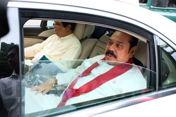 இரவோடு இரவாக சுற்றிவளைக்கப்பட்ட கோட்டாபயவின் இல்லம் -  அரச தலைவரின் வீட்டுக்குச் சென்ற மகிந்த - ஐபிசி தமிழ்