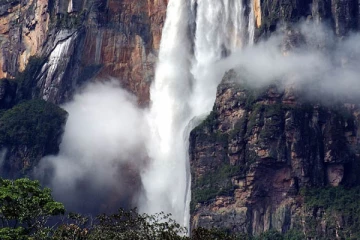 மேல்நோக்கி பாயும் மர்ம நீர் வீழ்ச்சி....  பூமியில் இருந்து பார்த்தால் சொர்க்கமே அருகில்! மிரள வைக்கும் கடவுளின் அதிசயம்