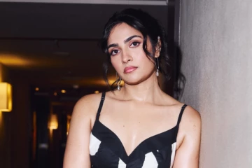 நடிகை ருக்மிணி வசந்த் கிளாமர் போட்டோஷூட்