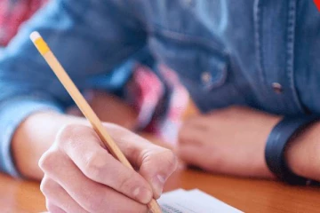 10 ஆம் வகுப்பு தேர்வில் தாய்க்கு பதிலாக மகள் தேர்வெழுதி ஆள்மாறாட்டம்.., கண்டுபிடித்தது எப்படி?