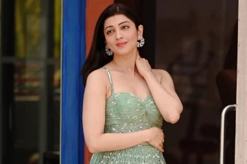 ப்ரணிதா அழகிய உடையில் கிளாமர் போஸ்