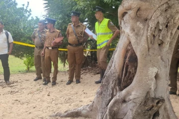 விடுதலைப் புலிகள் புதைத்ததாக கருதப்படும் தங்க நகைகள்: முல்லையில் அகழ்வு பணிகள் தீவிரம் (படங்கள்)