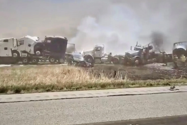 அமெரிக்காவில் புழுதிப்புயலால் ஏற்பட்ட விபரீதம்! | Disaster Caused By Dust Storm In America