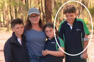 தனது குடுமபத்தை காப்பாற்ற 4 கி.மீ தூரம் நீந்தி வந்து 13 வயது சிறுவன்