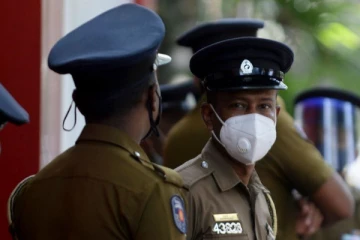 யாழில் சந்தேக நபரிடம் கை நீட்டிய தமிழ் பொலிஸ் கைது!