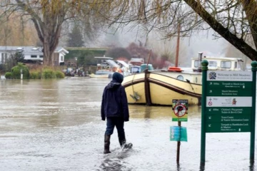 பிரித்தானியாவில் புயல் தாக்கியதில் 3 பேர் பலி