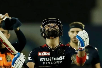 அவுட்டான விரக்தியில் வானத்தை பார்த்து கடவுளிடம் பேசிய கோலி! ரசிகர்கள் மனதை சுக்குநூறாக்கிய வீடியோ