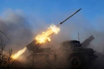 அலைஅலையாய் பாய்ந்த 100க்கும் மேற்பட்ட ரஷ்ய ஏவுகணைகள்: கதிகலங்கிய உக்ரைனிய நகரங்கள்