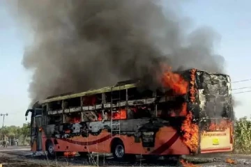 பேருந்தில் பற்றி எரிந்த தீ - 20 பேர் உடல் கருகி பலி!