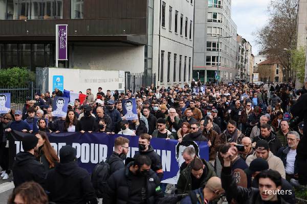 அடித்தே கொல்லப்பட்ட இளைஞர்... பிரான்ஸின் லியோனில் திரண்ட ஆயிரக்கணக்கானோர் | Thousands March In Lyon அடித்தே கொல்லப்பட்ட இளைஞர்... பிரான்ஸின் லியோனில் திரண்ட ஆயிரக்கணக்கானோர் | Thousands March In Lyon