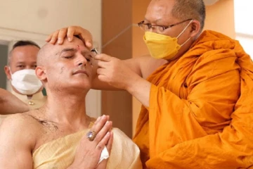 பௌத்த பிக்குவாக துறவறம் பூண்ட பொலிவூட்டின் பிரபல நடிகர்!