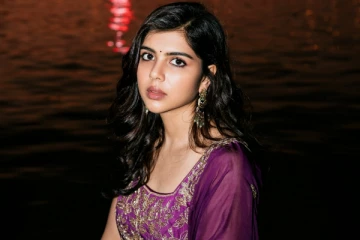 ஹோம்லியாக இருந்த கல்யாணி ப்ரியதர்ஷனா இப்படி.. அட்டைப்படத்திற்கு கிளாமர் போட்டோஷூட்