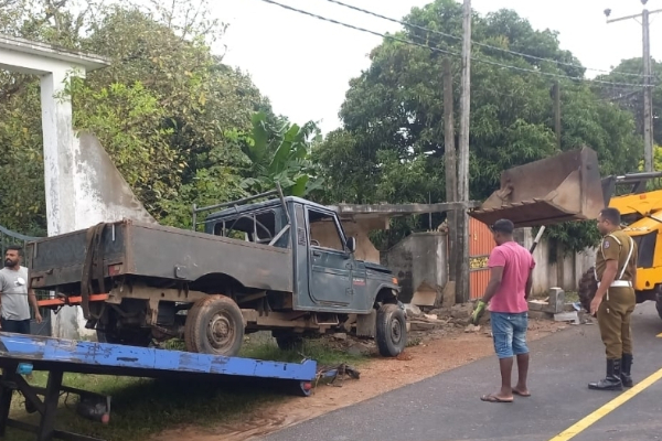 யாழில் பேருந்து தரிப்பிடத்தை மோதி தள்ளிய வாகனம்; பயணித்தவர்கள் மாயம் | A Vehicle Crashed Into The Bus Stop In Jaffna