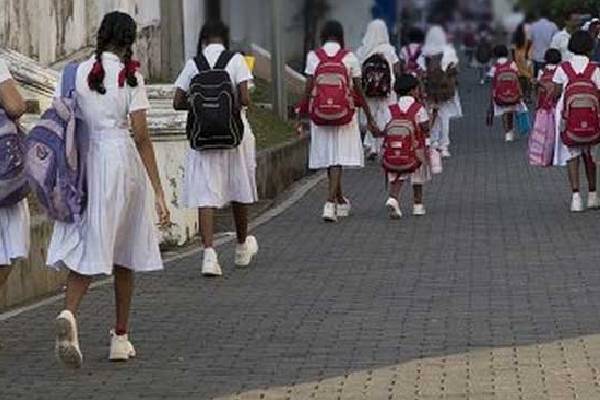 வகுப்பாசிரியரால் துஷ்பிரயோகத்திற்கு உட்படுத்தப்பட்ட மாணவி | Student Was Abused By Her Class Teacher