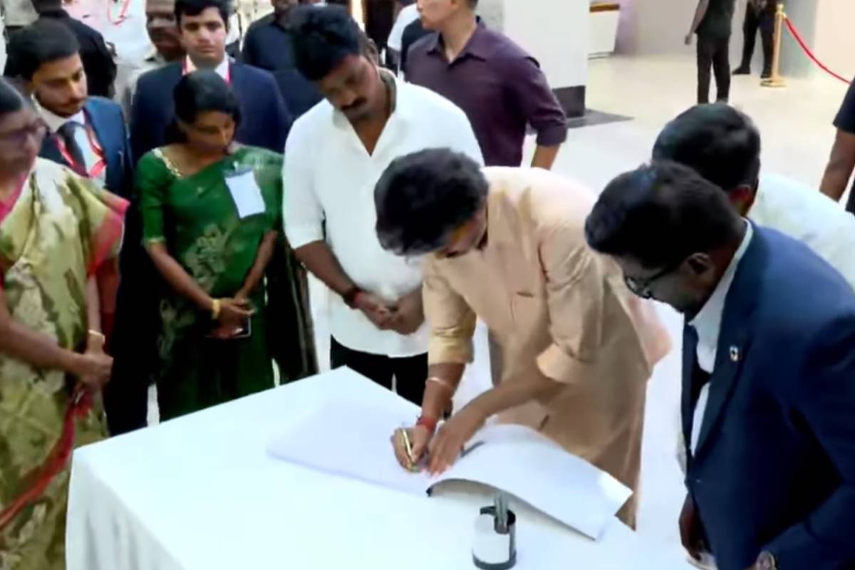பெரியார் அறிவுலகத்தை திறந்து வைத்த முதல்வர் விஜய்; முதல் வாசகராக கையெழுத்து | Cm Vijay Inaugurated Periyar Arivulagam Signed பெரியார் அறிவுலகத்தை திறந்து வைத்த முதல்வர் விஜய்; முதல் வாசகராக கையெழுத்து | Cm Vijay Inaugurated Periyar Arivulagam Signed