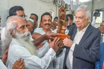 அதிபர் ரணில் விக்ரமசிங்கவுக்கு தங்க நெற்கதிர்..!