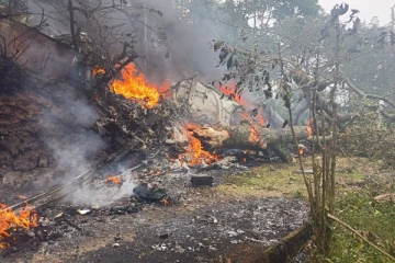 ඉන්දීය ආරක්ෂක මාණ්ඩලික ප්රධානියා සහ බිරිඳ ගමන්ගත් හෙලිකොප්ටරය කඩා වැටේ (PHOTOS / VIDEO)